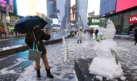 Ciudad de Nueva York amanece arropada con la primera nieve del año