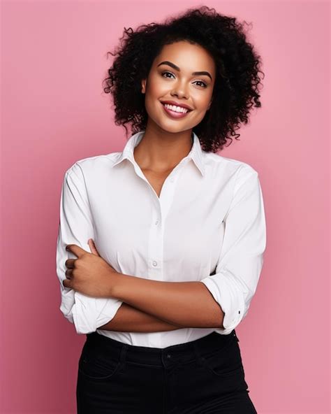 Mujer Negra Sonriendo Con Los Brazos Cruzados En Una Camisa Blanca