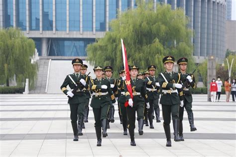 学校举办国庆节升旗仪式 河南开封科技传媒学院