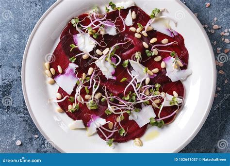 Salade De Carpaccio De Betteraves Image Stock Image Du Bleu Plat