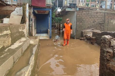 Foto Banjir 1 2 Meter Yang Rendam Permukiman Warga Rawajati Mulai Surut