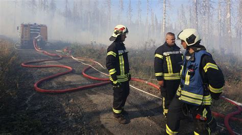 Einsatzkräfte bekämpfen Waldbrand auf dem Brocken im Harz