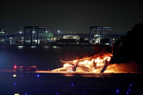 Incidente All Aeroporto Di Tokyo Scontro In Pista Fiamme E Morti