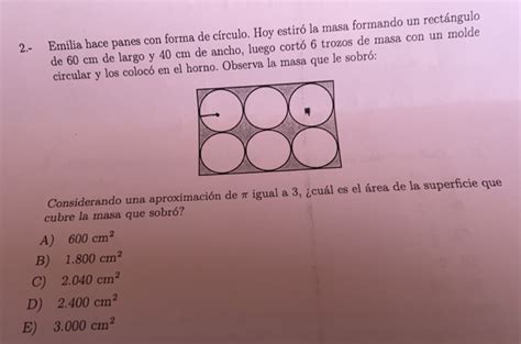 2 Emilia hace panes con forma de círculo Hoy estiró la masa formando