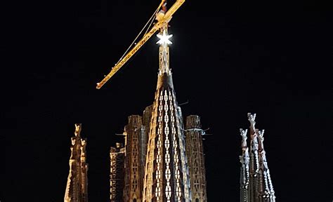 La Estrella De La Sagrada Familia Ya Ilumina Barcelona Barcelona Al D A