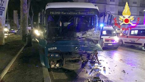 Roma Auto Si Schianta Contro Bus Morti Due Giovani