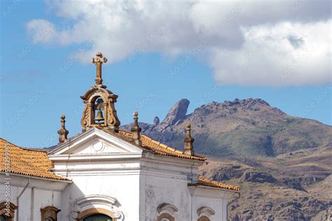 Vista de campanário externo do prédio da antiga Escola de Minas de Ouro