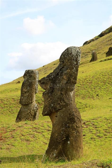 Moai Enorme Di Ahu Mata Ote Vaikava Sulla Costa Del Pacifico A Hanga