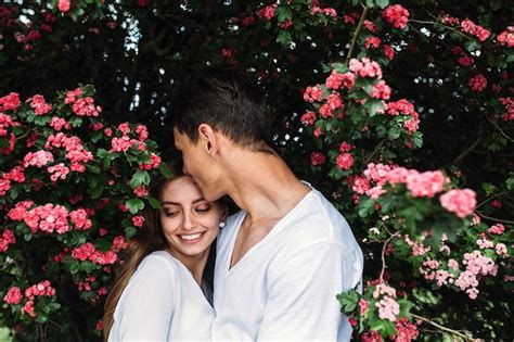 Joven Pareja Feliz En El Amor Al Aire Libre Amando Al Hombre Y A La