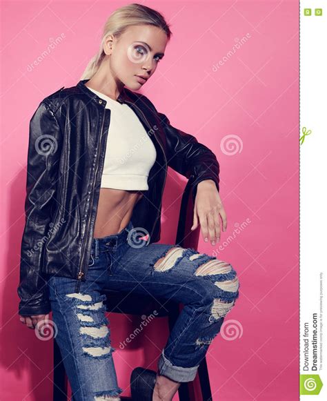 Het Mooie Blonde Jonge Model Stellen In Zwart Leerjasje En B Stock Afbeelding Image Of Denim