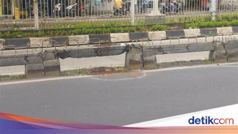 Saksi Ungkap Pemotor Tewas Di Jakbar Kepala Tertancap Besi Separator