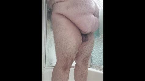 Пухлый мужчина принимает душ пока вы сидите и наблюдаете Pornhub Gay