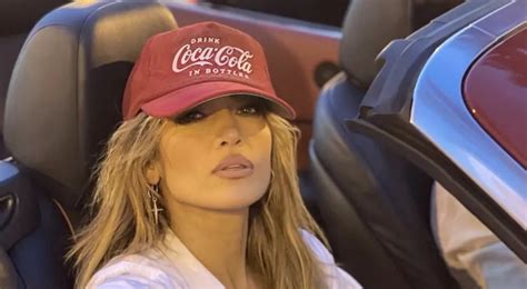 Jennifer Lopez Deelt Erg Pikante Foto In Kleine Gele Bikini