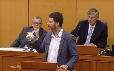 Video Cirkus U Saboru Pernar Ostavio E Njak Za Govornicom Jer Hdz