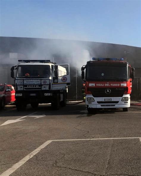 Incendio Ai Magazzini Maury S Foto Nvg Guidonia