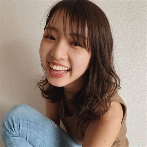 津田萌夏さんのインスタグラム写真 津田萌夏instagram「 髪の毛いい感じに巻けたからサロモごっこ 美容室じゃないと本気出せへん