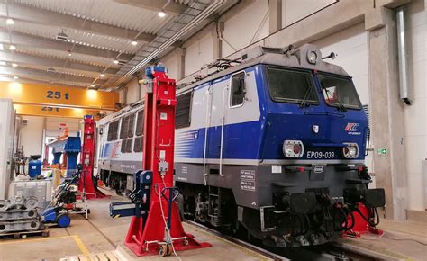 PKP Intercity Remtrak Rolls Out Its First Repaired Locomotive