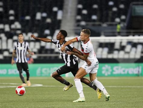 Botafogo sai na frente mas cede empate à Portuguesa no Nilton Santos