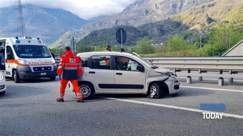 Incidente Lungo La A5 A Quincinetto Un Ferito Nello Scontro Tra Due Auto