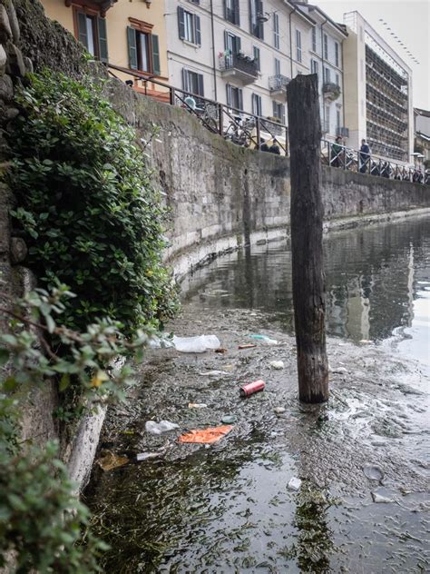 Torna Lacqua Nel Naviglio Grande E Anche La Sporcizia Corriere It