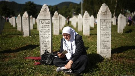 Após 27 anos Holanda se desculpa por massacre de Srebrenica DW 11