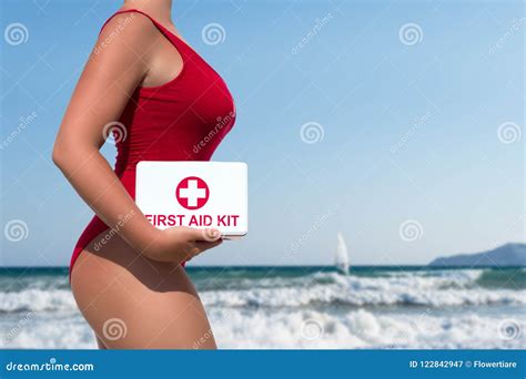 Bello Bagnino Della Donna in Un Costume Da Bagno Rosso Con Una Cassetta ...