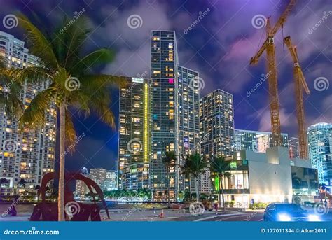 Rascacielos Bajo Un Cielo Nublado En Miami Riverwalk En La Noche Foto