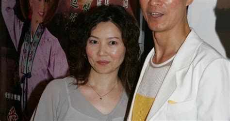 长女自杀后，郑少秋与孩子母亲合影首曝光，女方曾靠卖唱养活女儿卢慧茹郑少秋郑安仪新浪新闻