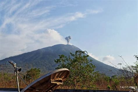 Gunung Ile Lewotolok Meletus Dua Kali Pagi Ini Semburkan Asap Tebal