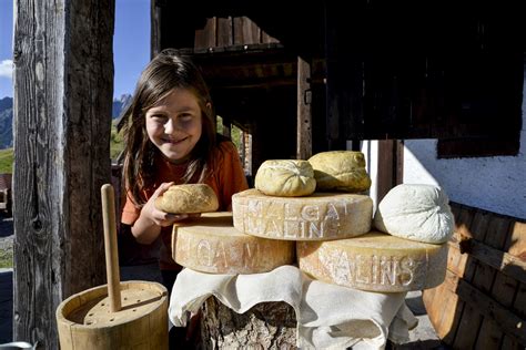 Nelle malghe della Carnia per scoprire un mondo genuino e di sapori