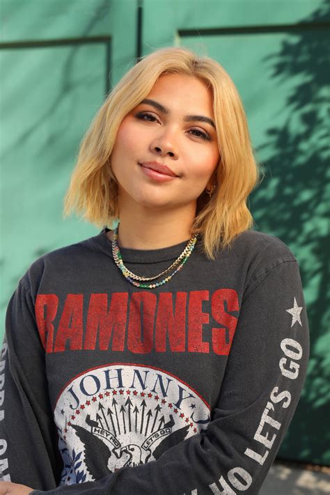 Cantora Hayley Kiyoko Lança O Livro ‘girls Like Girls Virando A