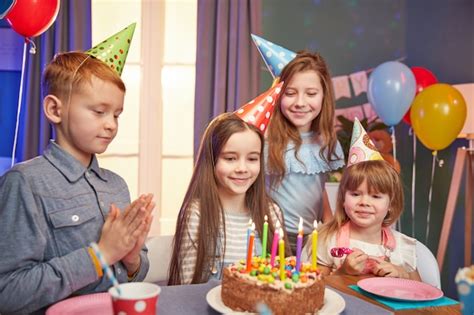 Ni Os Felices Con Gorros De Fiesta Celebrando Un Cumplea Os Foto Premium