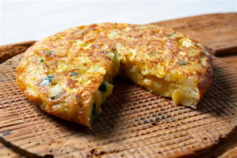 Tortilla De Patatas Con Calabac N Y Ajetes Tiernos Receta Tradicional