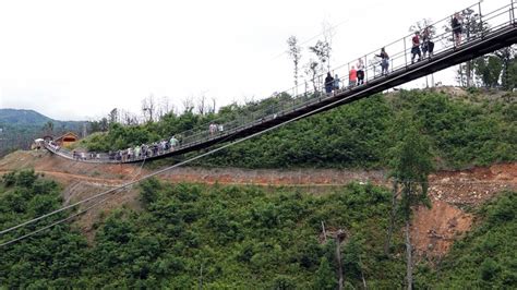 Skybridge In Gatlinburg Glass Cracked By Visitor