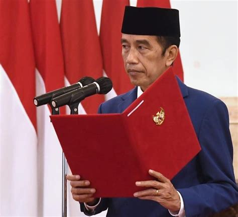 Tujuh Kali Reshuffle Kabinet Jokowi - Mengabarkan Kebaikan