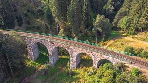 Vista A Rea Superior Del Viaducto Ferroviario De Piedra En Un Peque O