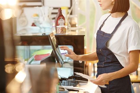 Imagen Recortada De Una Mujer Barista Que Trabaja En La Cafetería Y Usa