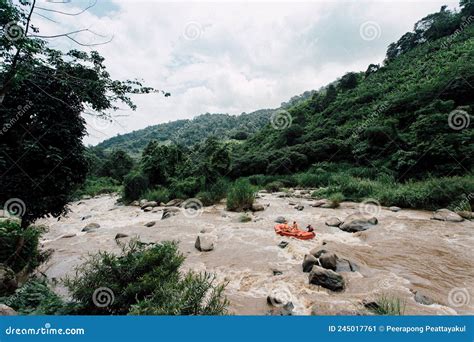 Equipo De Rafting Deporte De Aguas Extremas De Verano Grupo De