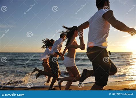 Os Povos Agrupam O Corredor Na Praia Imagem De Stock Imagem De Macho