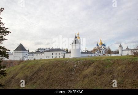 Kremlin De Tobolsk Torres De Piedra Blanca De La Muralla De La