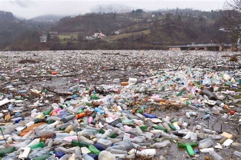 Srbija Reke I Divlje Deponije Za To Na Povr Ini Potpe Kog Jezera Ima