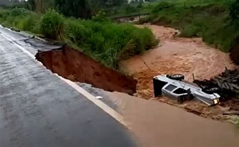 Pista Desmorona E Hilux Cai Em Cratera Gr Vida E Crian A De Ano A