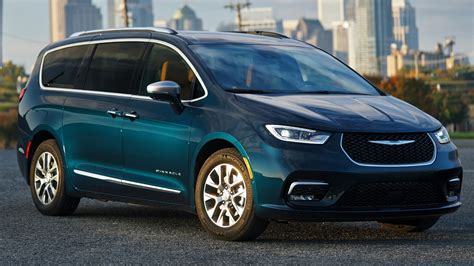 2021 Chrysler Pacifica Plug In Prices Reviews And Photos Motortrend
