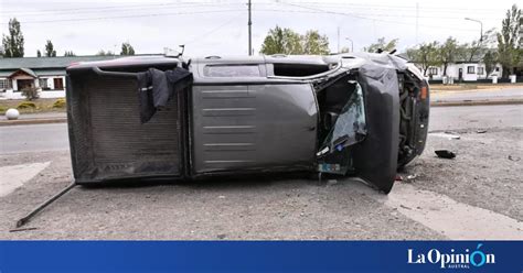 Dos Personas En El Hospital Tras El Vuelco De Una Camioneta En La