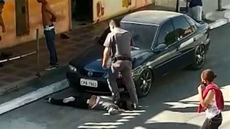 SP Policiais são denunciados por pisar em pescoço de mulher ISTOÉ