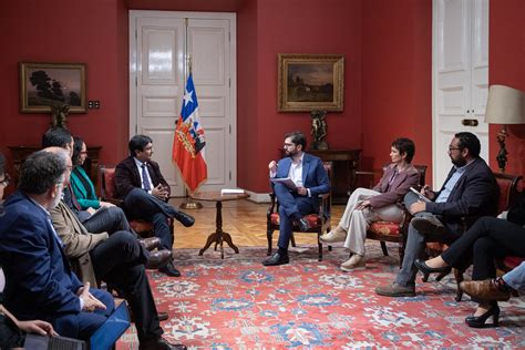 Presidente Gabriel Boric junto a la ministra Carolina Tohá y el