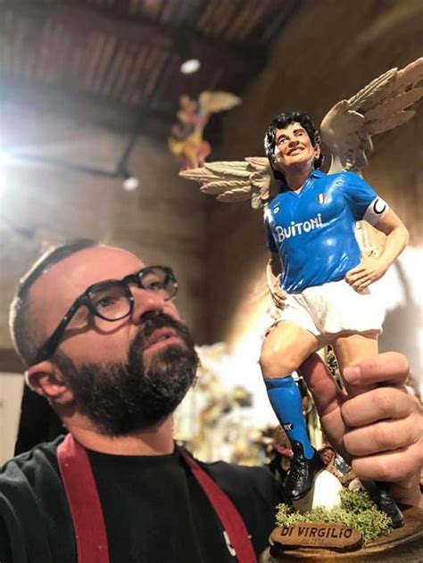 Nella Statuina Del Presepe Maradona Vola Con La Maglia Dello Scudetto E