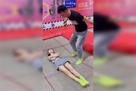 美女玩蹦床挑战公主抱，网友：单身教练脸都红了 蹦床 挑战 单身