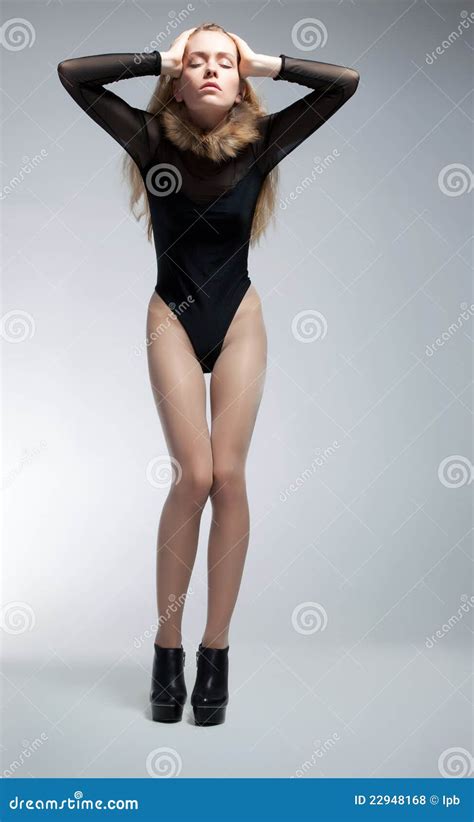 Het Sensuele Magere Jonge Vrouw Blonde Stellen Stock Foto Image Of Erotiek Volwassen