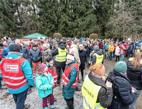 OVB Heimatzeitungen Trauermarsch über betroffene Felder und brennende